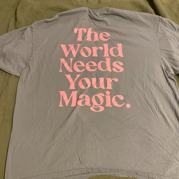 Dressed in Lala - The World Needs Your Magic Oversized Tee in Stone Grey L/XL - Picture 2 of 2